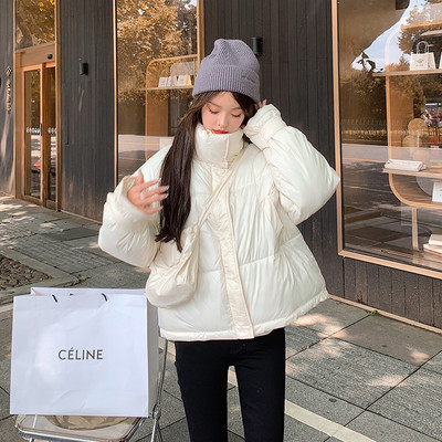 Moderna ženska jakna s visokim ovratnikom i gumbima