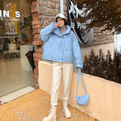 Moderna ženska jakna s visokim ovratnikom i gumbima