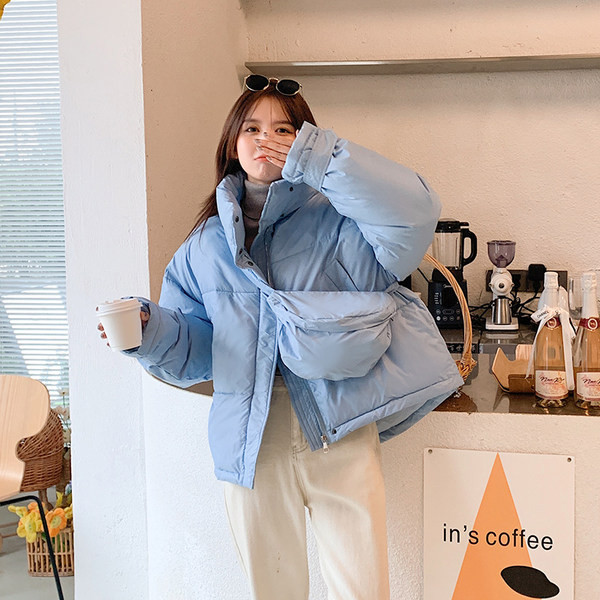 Moderna ženska jakna s visokim ovratnikom i gumbima