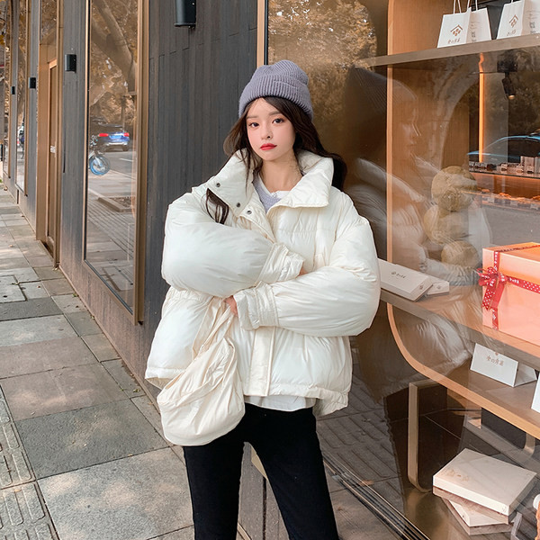 Moderna ženska jakna s visokim ovratnikom i gumbima