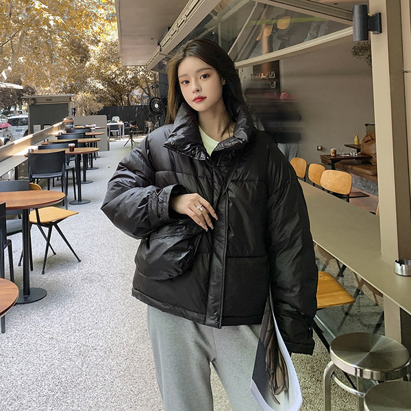 Moderna ženska jakna s visokim ovratnikom i gumbima