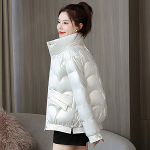 Μοντέρνο γυναικείο μπουφάν με τσέπες με ψηλό γιακά και φερμουάρ