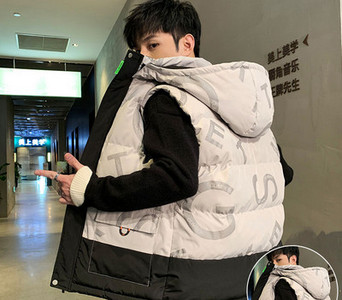 Ανδρικό γιλέκο με απλικέ κουκούλα και επιγραφές