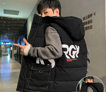 Ανδρικό γιλέκο με απλικέ κουκούλα και επιγραφές