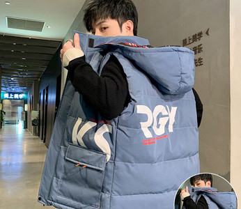 Ανδρικό γιλέκο με απλικέ κουκούλα και επιγραφές