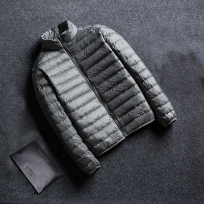 Ανδρικό casual τζάκετ με μοντέλο που καθαρίζει την κουκούλα