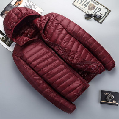 Ανδρικό casual τζάκετ με μοντέλο που καθαρίζει την κουκούλα