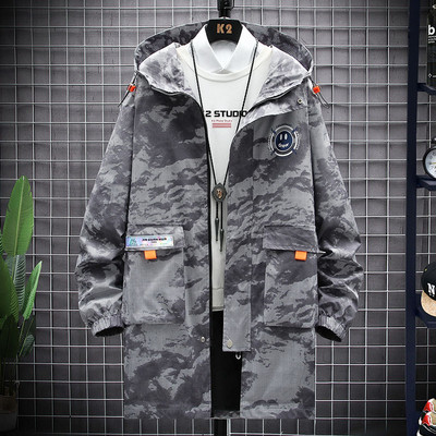 Ανδρικό μπουφάν με επιγραφή και απλικέ κουκούλα