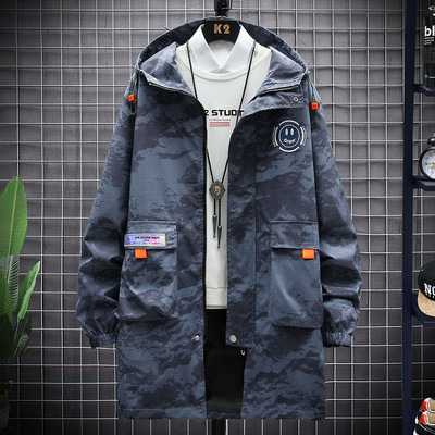 Ανδρικό μπουφάν με επιγραφή και απλικέ κουκούλα