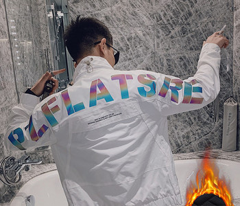 Φθινοπωρινό ανδρικό μπουφάν με επιγραφή στο πίσω μέρος