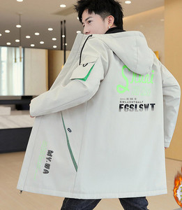 Ανδρικό μπουφάν με μεσαίο μήκος και ζεστή φόδρα