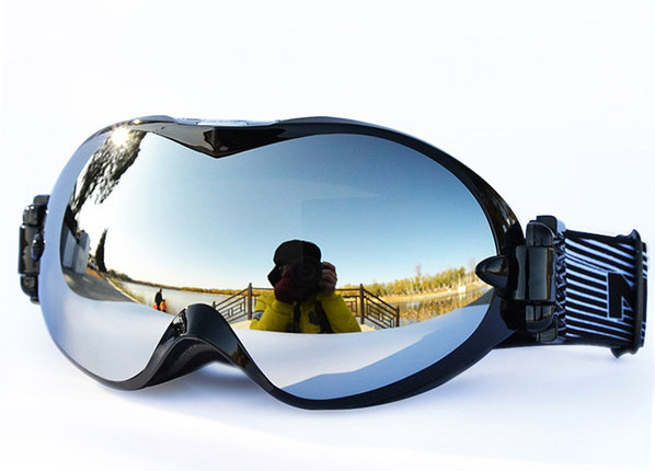 Ski goggles with mirrored lenses, anti-fog