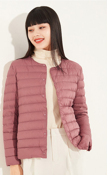 Γυναικείο εφαρμοστό μπουφάν με οβάλ λαιμόκοψη και φερμουάρ