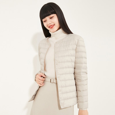 Γυναικείο εφαρμοστό μπουφάν με οβάλ λαιμόκοψη και φερμουάρ