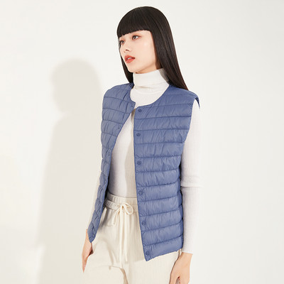 Γυναικείο εφαρμοστό μπουφάν με οβάλ λαιμόκοψη και φερμουάρ