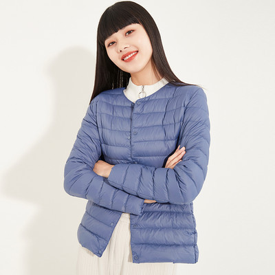 Γυναικείο εφαρμοστό μπουφάν με οβάλ λαιμόκοψη και φερμουάρ