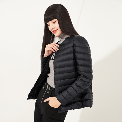 Γυναικείο εφαρμοστό μπουφάν με οβάλ λαιμόκοψη και φερμουάρ