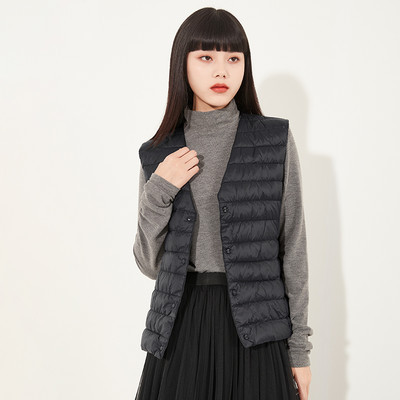 Γυναικείο εφαρμοστό μπουφάν με οβάλ λαιμόκοψη και φερμουάρ