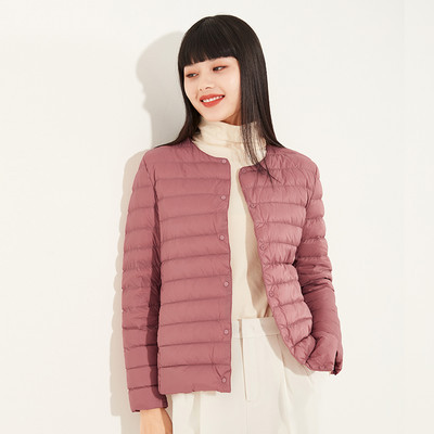 Γυναικείο εφαρμοστό μπουφάν με οβάλ λαιμόκοψη και φερμουάρ