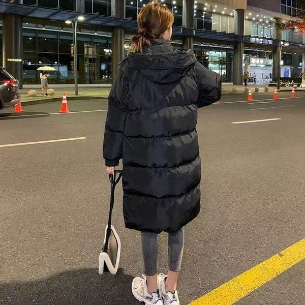 Ženska duga jakna s džepovima na kapuljači, patentnim zatvaračem i gumbima