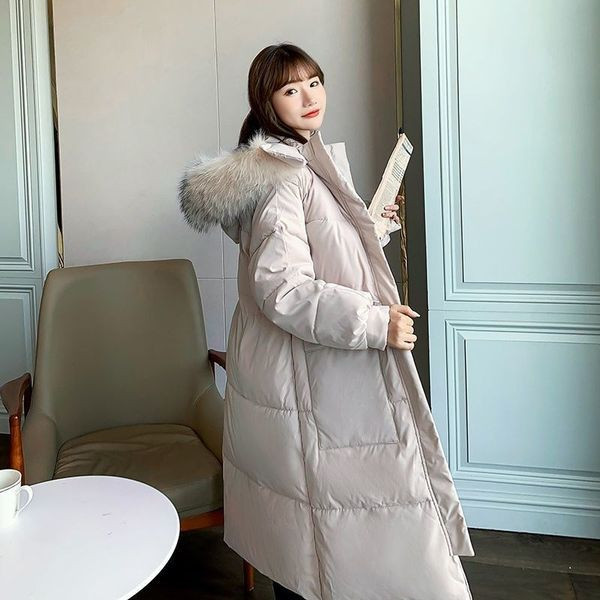 Moteriška ilga striukė su gobtuvu ir kelių spalvų pūkais