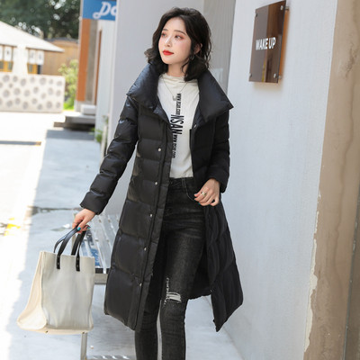 Moteriška ilga striukė su aukštomis apykaklės sagomis ir užtrauktuku