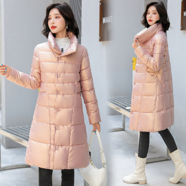 Moteriška ilga striukė su aukštomis apykaklės sagomis ir užtrauktuku