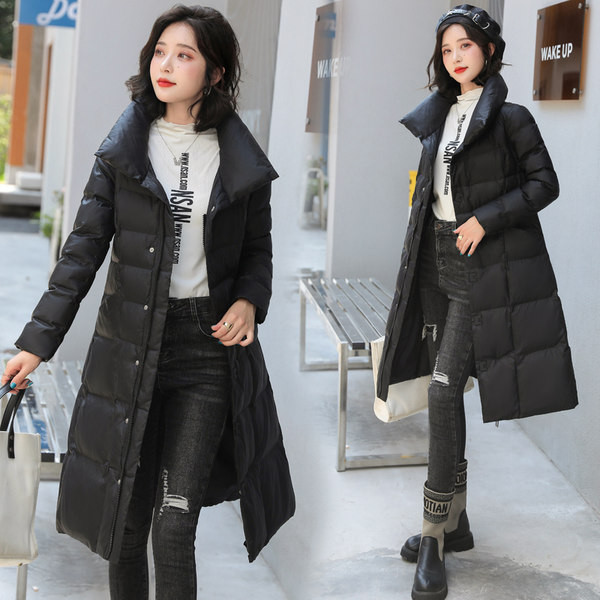 Moteriška ilga striukė su aukštomis apykaklės sagomis ir užtrauktuku