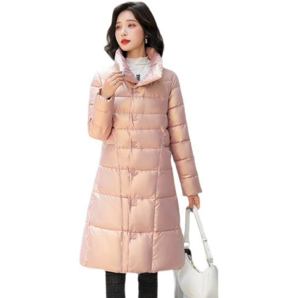 Moteriška ilga striukė su aukštomis apykaklės sagomis ir užtrauktuku