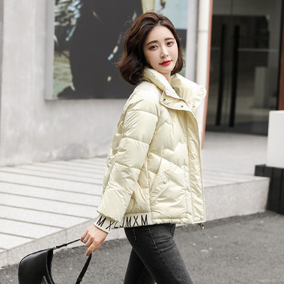 Γυναικείο κοντό μπουφάν με ψηλό γιακά και επιγραφή