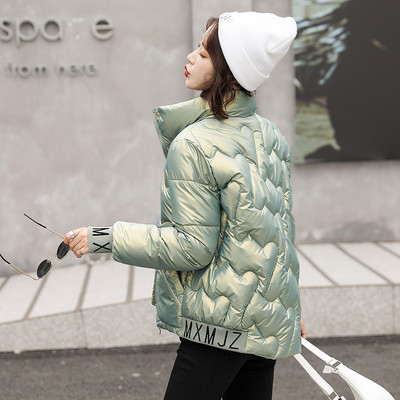 Γυναικείο κοντό μπουφάν με ψηλό γιακά και επιγραφή