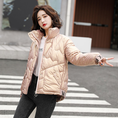 Γυναικείο κοντό μπουφάν με ψηλό γιακά και επιγραφή