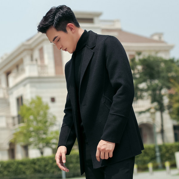 Aktualan muški kaput na dugme i džepove