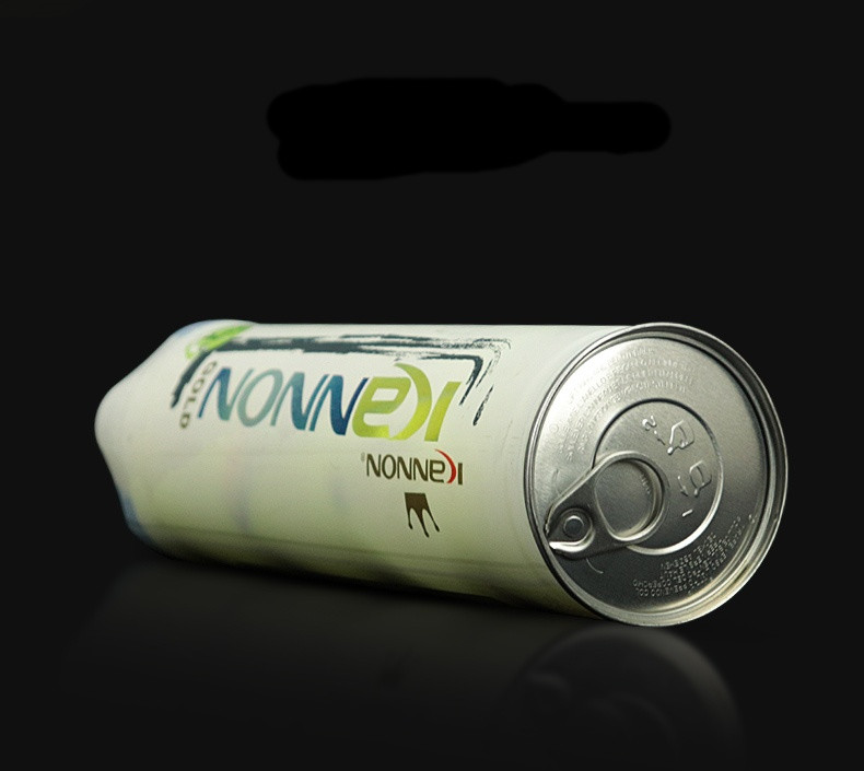 Μπάλα τένις με επιγραφή σε πράσινο χρώμα