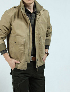 Μοντέρνο ανδρικό μπουφάν με κουμπιά και τσέπες