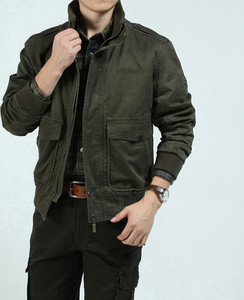 Μοντέρνο ανδρικό μπουφάν με κουμπιά και τσέπες