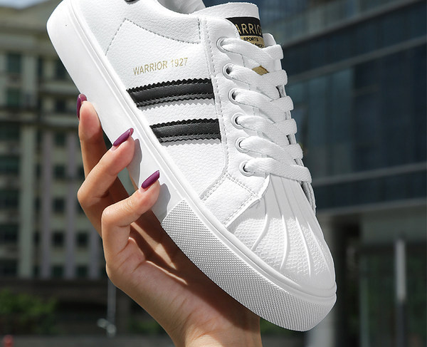 Adidași cu talpă plate pentru bărbați și femei - două modele