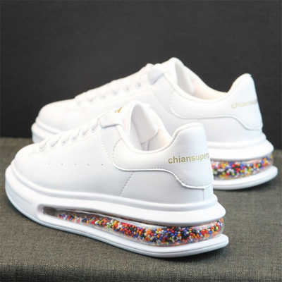 Λευκά  αθλητικά παπούτσια από οικολογικό δέρμα με χρωματιστές μπάλες στη σόλα - μοντέλο unisex