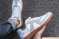 Ανδρικά αθλητικά παπούτσια με επίπεδη σόλα και κορδόνια