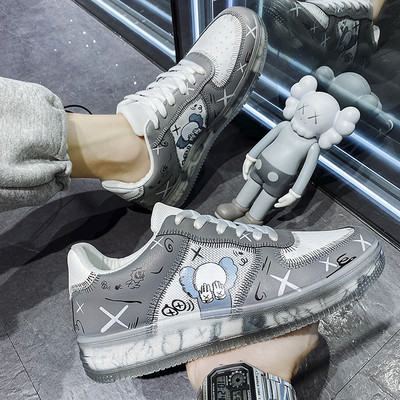 Ανδρικά αθλητικά παπούτσια με απλικέ και επίπεδη σόλα