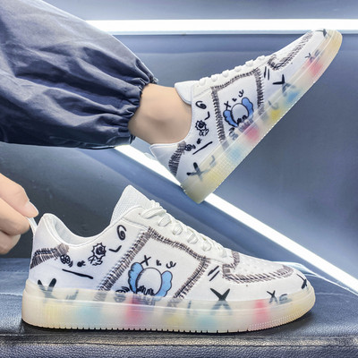 Ανδρικά αθλητικά παπούτσια με απλικέ και επίπεδη σόλα