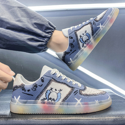 Ανδρικά αθλητικά παπούτσια με απλικέ και επίπεδη σόλα