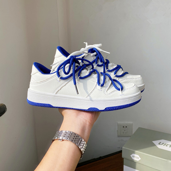 Σύγχρονα γυναικεία αθλητικά παπούτσια με μπλε κορδόνια