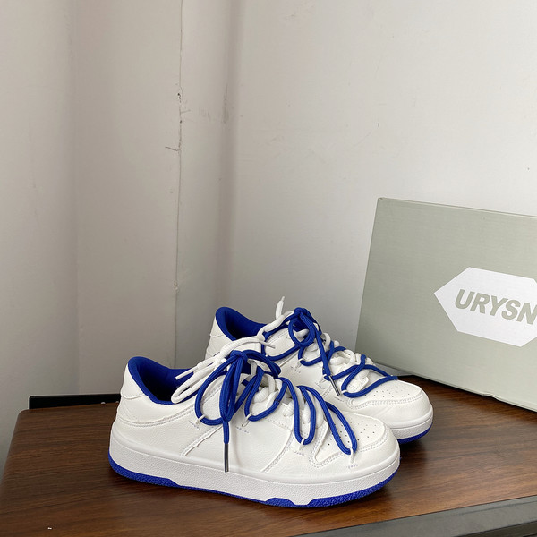 Σύγχρονα γυναικεία αθλητικά παπούτσια με μπλε κορδόνια