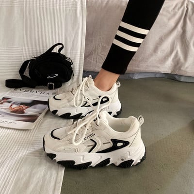 Γυναικεία μοντέρνα  παπούτσια με επιγραφή  και κορδόνια