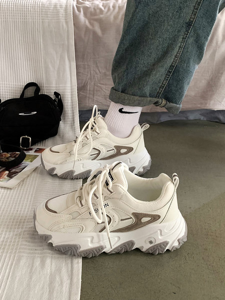 Γυναικεία μοντέρνα  παπούτσια με επιγραφή  και κορδόνια