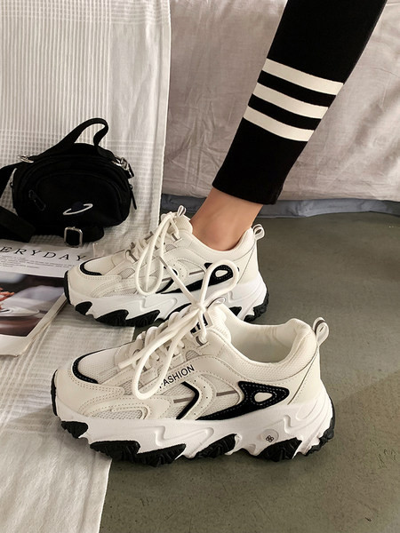 Γυναικεία μοντέρνα  παπούτσια με επιγραφή  και κορδόνια