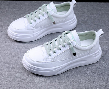 Μοντέρνα αθλητικά παπούτσια κατάλληλα για την άνοιξη