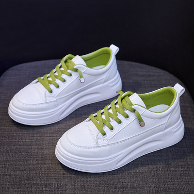 Μοντέρνα αθλητικά παπούτσια κατάλληλα για την άνοιξη