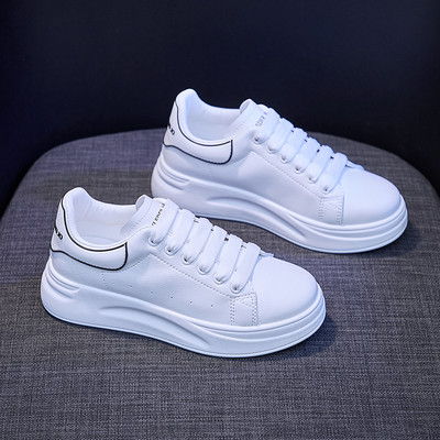 Μοντέρνα αθλητικά παπούτσια κατάλληλα για την άνοιξη